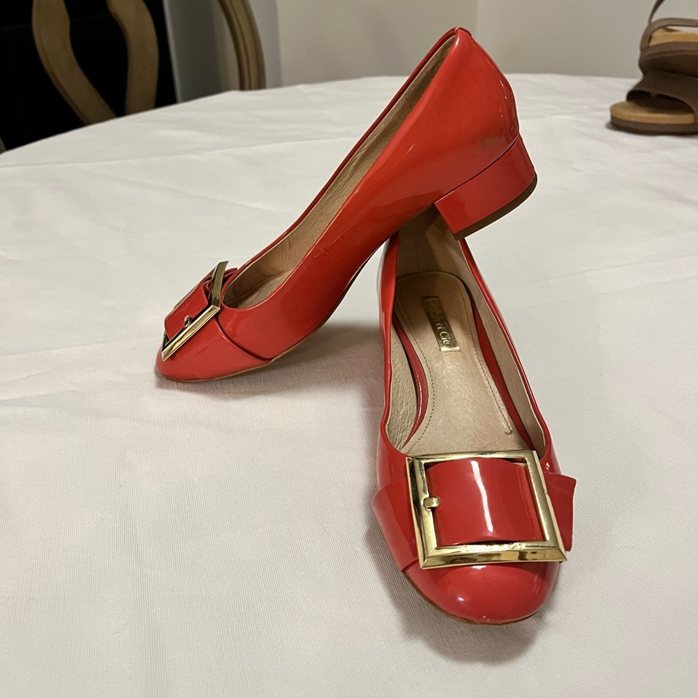 Louise Et Cie Brianna block heel patent leather pump with gold buckle size 6